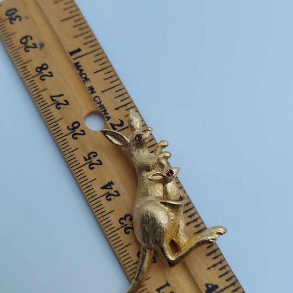 Avon Vintage Kangaroo & Joey, tail is movable! - Picture 7 of 8